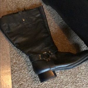Women’s  tall leather knee riding boots.